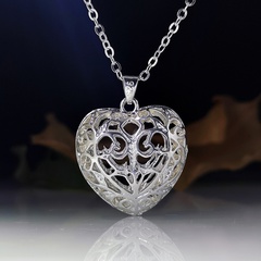 simple hollow carved pattern heart-shaped pendant alloy necklace