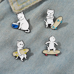 dessin animé mignon petit chaton blanc broche en alliage en forme de skateboard