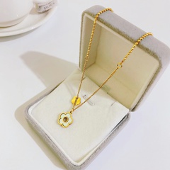 Nueva cadena de clavícula de flor de la suerte simple chapada en oro de 18 quilates de acero titanio
