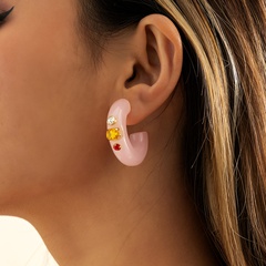 Einfache geometrische C-förmige Ohrringe aus rosafarbenem Harz mit Strasssteinen