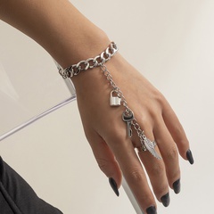 simple interlocking key chain ring hollow metal retro alloy bracelet