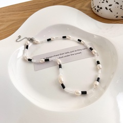 Neue Perlenkette aus schwarzem und weißem Bambus mit dünnen weißen Perlen