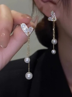 Boucles d'oreilles à long pompon avec perle et coeur plein de diamants à la mode