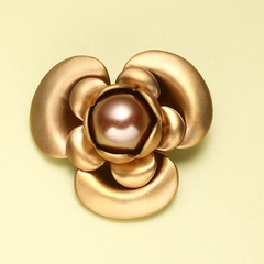 Broche perle en cuivre en forme de camélia classique