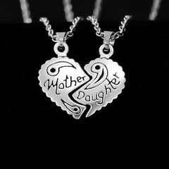Neue Halskette mit Herznähten zum Muttertag
