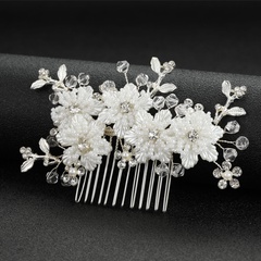 Braut Hochzeit Haarschmuck weiße Blumen Perlen Haarkamm