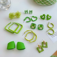 Neue weibliche einfache grüne geometrische Legierungs-Bolzen-Ohrringe