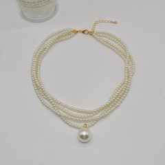 Mehrschichtige Perlenkette im Retro-Stil mit rundem Anhänger