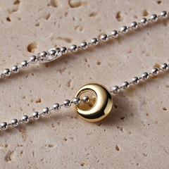 Einfache geometrische Perlenkette mit hohlem Mondanhänger