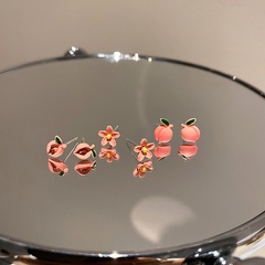 einfache Blütenpfirsich-Ohrstecker sechsteiliges Set