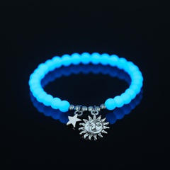 Bracelet élastique en perles lumineuses bleu ciel avec pendentif simple élément étoile du soleil