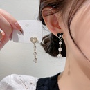 einfache asymmetrische Ohrringe mit langen Perlenherzen und Quastenpicture7