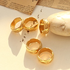 Modeaccessoires Ring aus vergoldetem Titanstahl mit Prägung