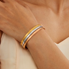bracelet tricolore à motif de vagues en acier inoxydable plaqué or 18 carats