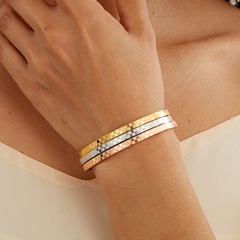 bracelet tricolore à motif à carreaux plaqué or 18 carats en acier inoxydable à la mode