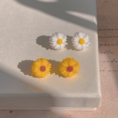 2022 new small daisy flower stud earrings