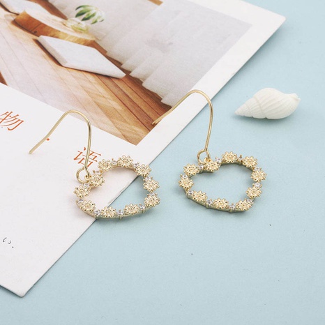 Light luxury fashion heart-shaped classic earrings's discount tags