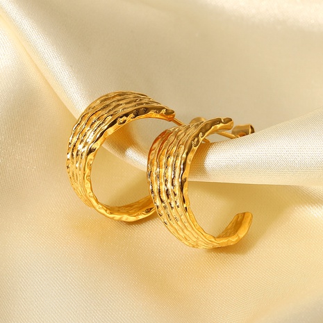 Pendientes simples de acero inoxidable acanalado de oro de 18 quilates en forma de C de moda's discount tags