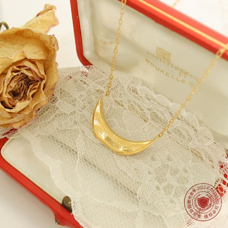 colgante de media luna simple collar de oro de 18k chapado en acero de titanio al por mayor's discount tags