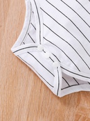 Conjunto de dos piezas de pantalones grises con correa superior triangular de manga corta a rayas para niospicture11