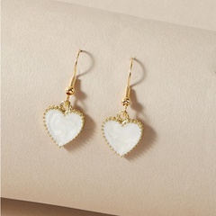 Boucles d'oreilles créatives rétro en forme de coeur Boucles d'oreilles en perles en alliage simple