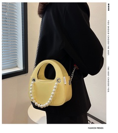 New trendy fashion pearl chain hand-held one-shoulder messenger bag Korean version of the small square bag