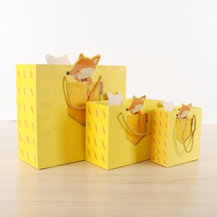 Geschenk-Einkaufstasche der Großhandelskarikatur-Tiermuster-Kinder Tagesnetter gelber kleiner Fuchs, der Papiergeschenk-Tasche faltet