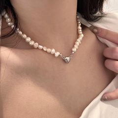 Barocke, speziell geformte Perle, geometrisches Herz, Schlüsselbeinkette, weiblich