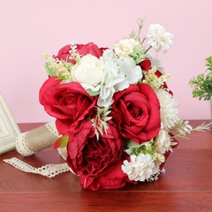 mode simple mariée mariage mains rouges tenant des fleurs simulation fleur de soie