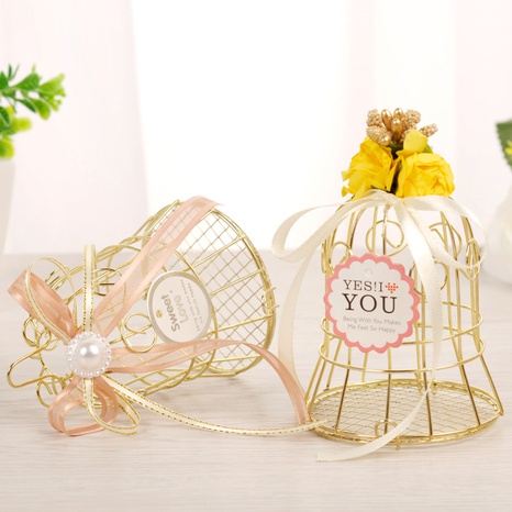 Boîte à bonbons créative de style européen en fer blanc boîte-cadeau de bonbons de mariage creux fournitures de mariage boîte à bonbons personnalisée en gros's discount tags