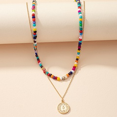 Modische Farbperlen die eine weibliche Regenbogen-Perlenkette stapeln
