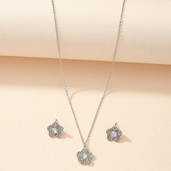 Ensemble de combinaison de clous de pétales de diamants Collier en alliage avec pendentif fleur