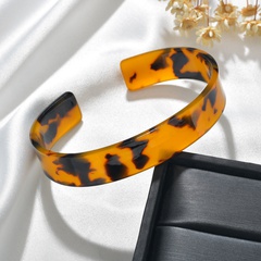 modisches Armband mit breitem Acetat-Teller und geometrischem Leopardenmuster
