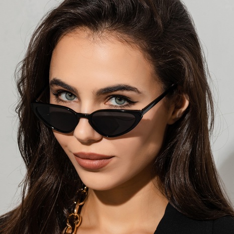 Neue dreieckige Sonnenbrille mit kleinem Cat-Eye-Rahmen's discount tags