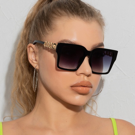 Neue Retro-Sonnenbrille mit großem Rahmen und quadratischer Metallkette's discount tags