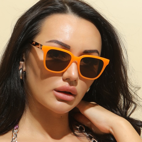 Neue bonbonfarbene Sonnenbrille mit quadratischem Rahmen's discount tags