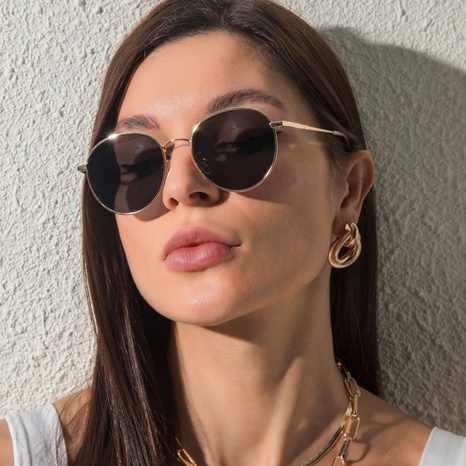 Neue Mode-Sonnenbrille mit rundem Rahmen und Farbverlauf's discount tags