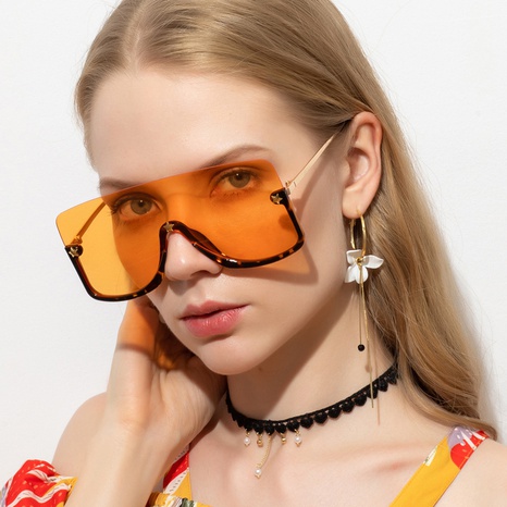 Nouvelles lunettes de soleil une pièce à monture large pour femmes's discount tags