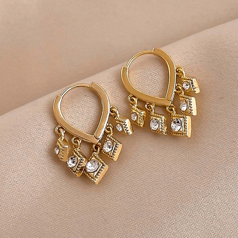 Pendientes de cobre con diamantes de imitación con incrustaciones de metal a la moda's discount tags