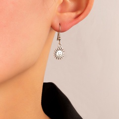 Bonitos pendientes irregulares geométricos con gancho para la oreja con sonrisa de sol a la moda