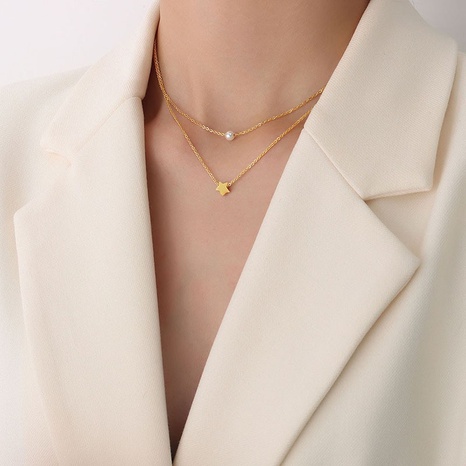 Ornamento Ins europeo y americano colgante estrella de cinco puntas collar de perlas de imitación doble capa de titanio acero 18K oro clavícula cadena femenina's discount tags