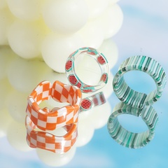 Nuevo juego de tres piezas de anillo de resina de frutas transparentes de tablero de ajedrez de moda