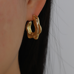 New irregular sub-golden hoop volcanic melting face biased metal earrings