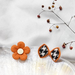 Boucles doreilles asymétriques en alliage pour femmes avec nœud floral
