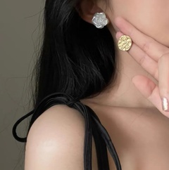 Retro rose asymmetric alloy female summer earrings