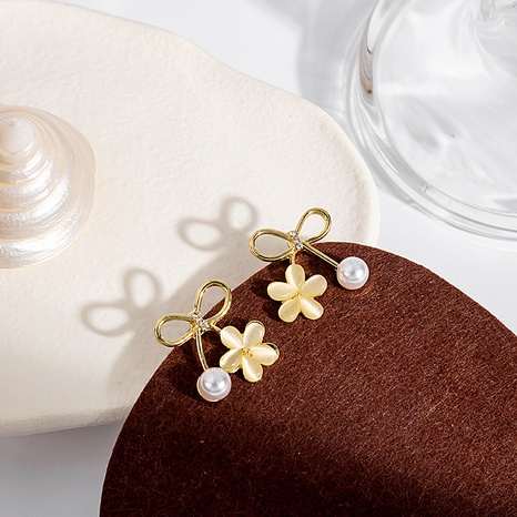 Pendientes de tachuela de perlas de ópalo de flores de arcos de estilo clásico's discount tags