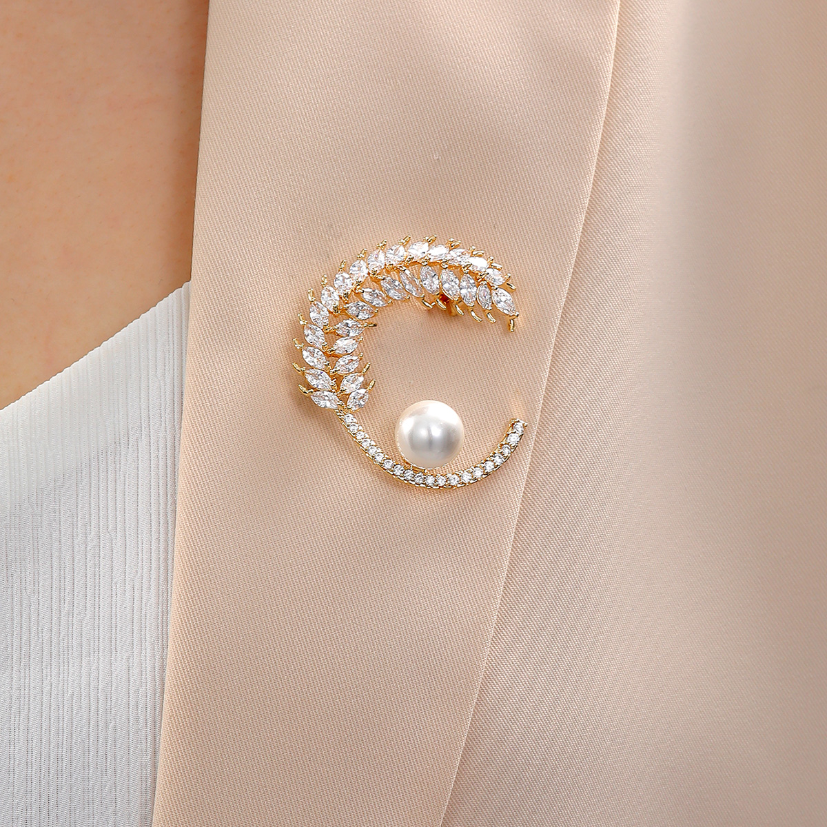 Fashion Simple New Copper Plating 18K Gold Zircon Pearl Broochpicture4