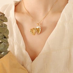 Fashion Retro Flip Heart-Shaped Pendant Necklace Plated 18K Gold Titanium Steel