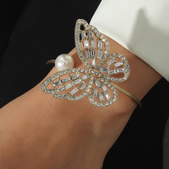 Simple hueco forma de mariposa incrustaciones de diamantes de imitación perla apertura pulsera