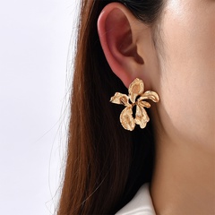 Elegant Retro Metal Flower Stud Earrings Atmospheric Fashion Trending Earrings Trendy Personality